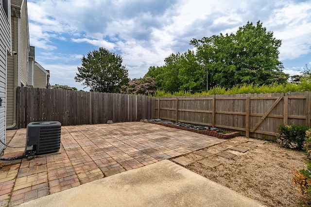 5537 Port Royal Dr, Virginia Beach, VA 23462 - fenced backyard featuring a patio area
