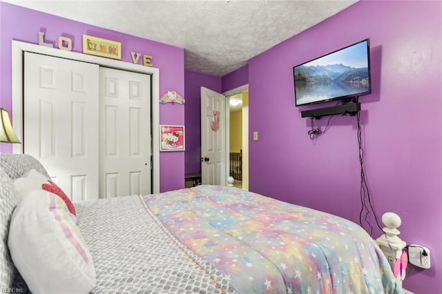 19 Dawn Ln, Hampton, VA 23666 - bedroom with a closet and a textured ceiling