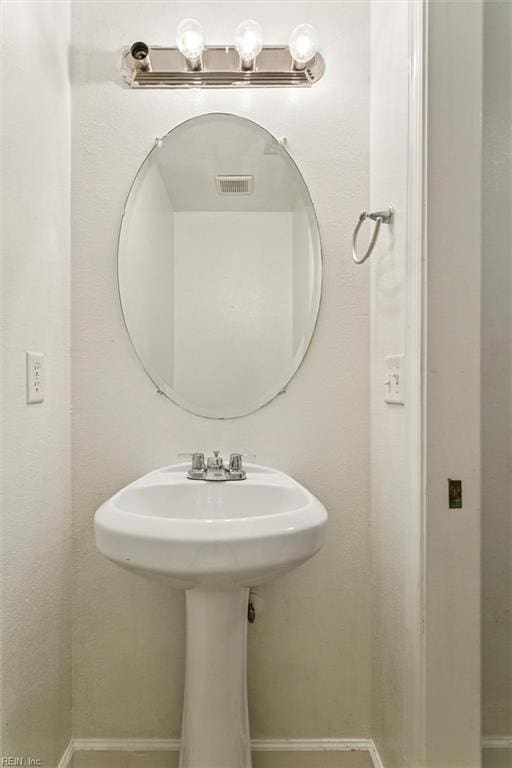 305 Roane Dr, Hampton, VA 23669 - bathroom with baseboards