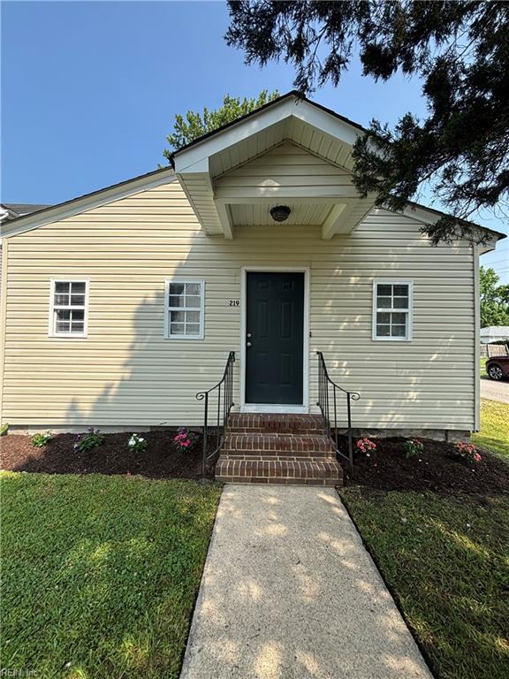 219 Gale Ave, Chesapeake, VA 23323 - view of front facade with entry steps and a front yard