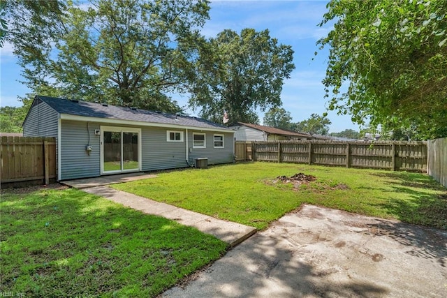 1833 Darville Dr, Hampton, VA 23663 - fenced backyard featuring a patio