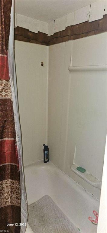 5412 E Princess Anne Rd, Norfolk, VA 23502 - full bathroom with shower / bath combo with shower curtain