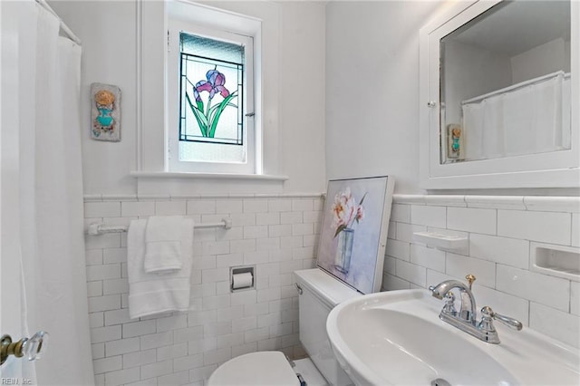 812 Stockley Gdns Unit 2, Norfolk, VA 23507 - bathroom featuring tile walls, a wainscoted wall, and a shower with curtain