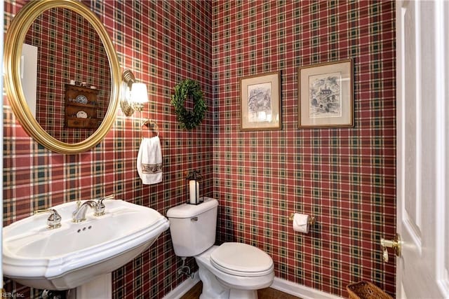 8265 Wrenfield Dr, Williamsburg, VA 23188 - bathroom featuring wallpapered walls