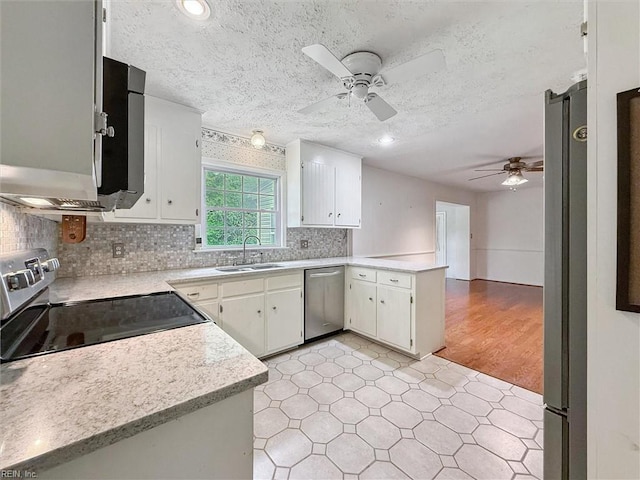 4 Everett Dr, Newport News, VA 23602 - kitchen featuring stainless steel appliances, a ceiling fan, a peninsula, light countertops, and light floors