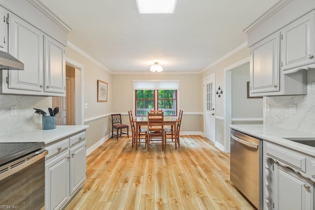 633 Aguila Dr, Chesapeake, VA 23322 - kitchen featuring stainless steel appliances, light countertops, decorative backsplash, light wood finished floors, and ornamental molding