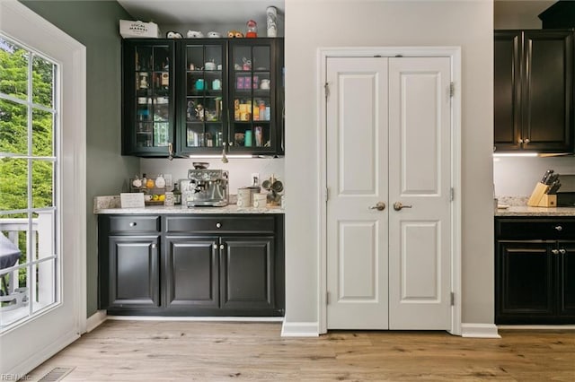 112 Mccormick Pl, Williamsburg, VA 23185 - indoor dry bar with light wood finished floors