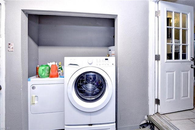 387 Sampson Ave, Hampton, VA 23661 - laundry area featuring washer and clothes dryer and a textured wall