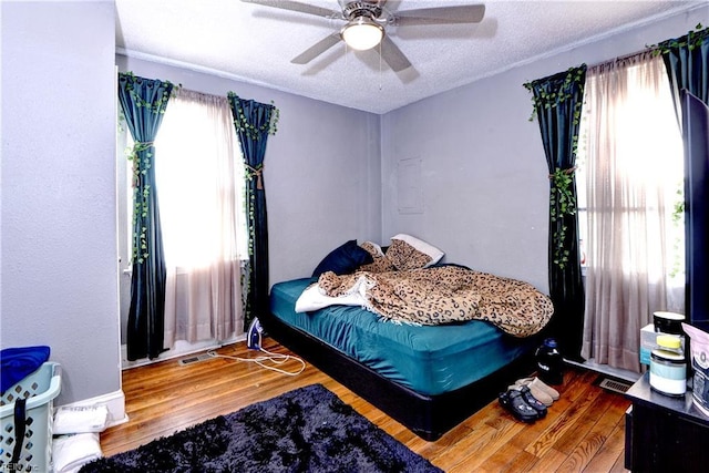 387 Sampson Ave, Hampton, VA 23661 - bedroom featuring wood finished floors, a textured ceiling, and ceiling fan