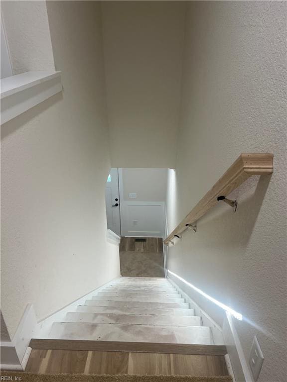 1635 E Bayview Blvd, Norfolk, VA 23503 - staircase featuring a textured wall