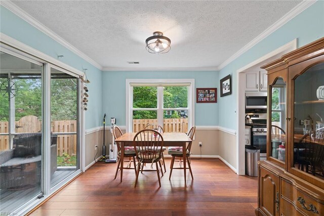 301 Ashland Ct, Newport News, VA 23606 - dining area with a textured ceiling, hardwood / wood-style floors, and ornamental molding