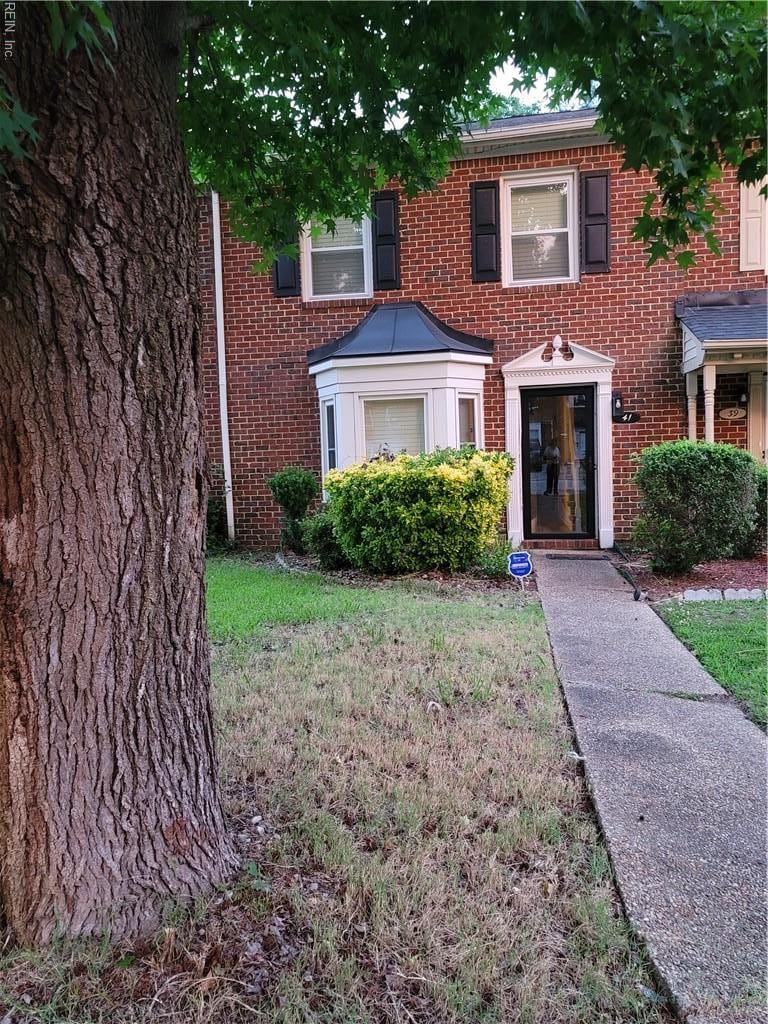 41 King George Quay Quay, Chesapeake, VA 23325 - view of front facade featuring brick siding and a front yard