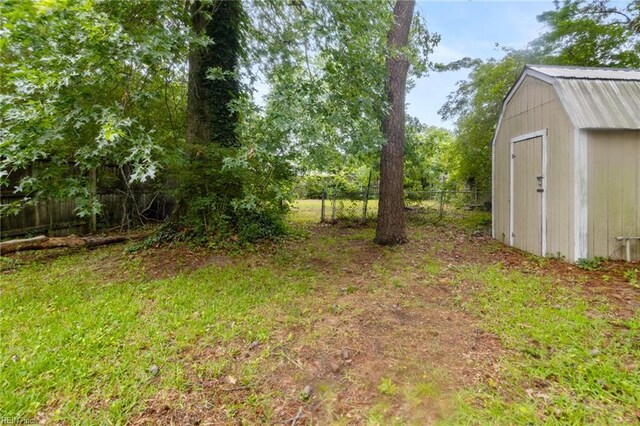 127 Robinson Dr, Newport News, VA 23601 - view of yard featuring a storage shed