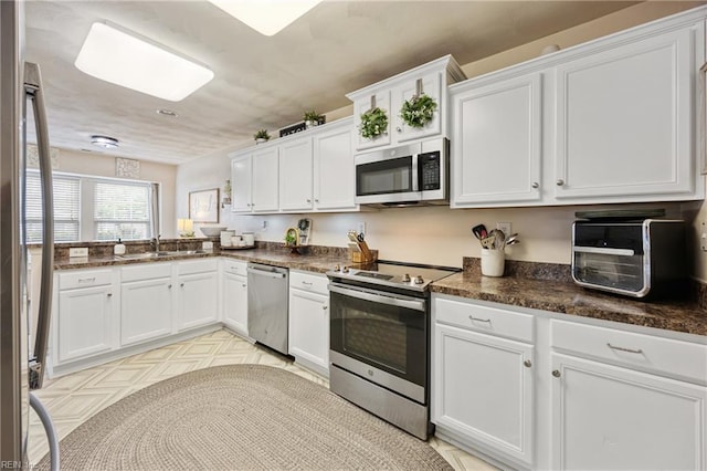 6729 Hampton Roads Pkwy Unit D, Suffolk, VA 23435 - kitchen featuring stainless steel appliances, white cabinets, and a peninsula