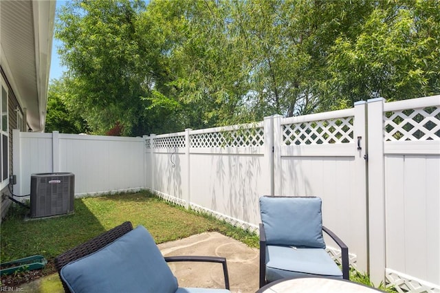 2816 Gavin Rd Unit 14, Chesapeake, VA 23323 - fenced backyard with a patio
