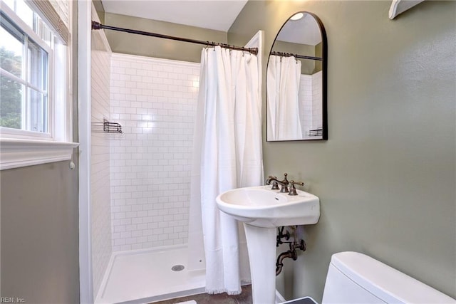 112 Archer Rd, Newport News, VA 23606 - bathroom featuring a tile shower