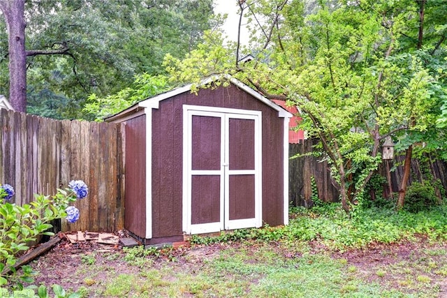 112 Archer Rd, Newport News, VA 23606 - view of shed with a fenced backyard
