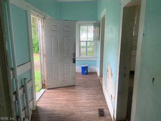 603 N High St, Franklin, VA 23851 - foyer entrance with wood finished floors and healthy amount of natural light