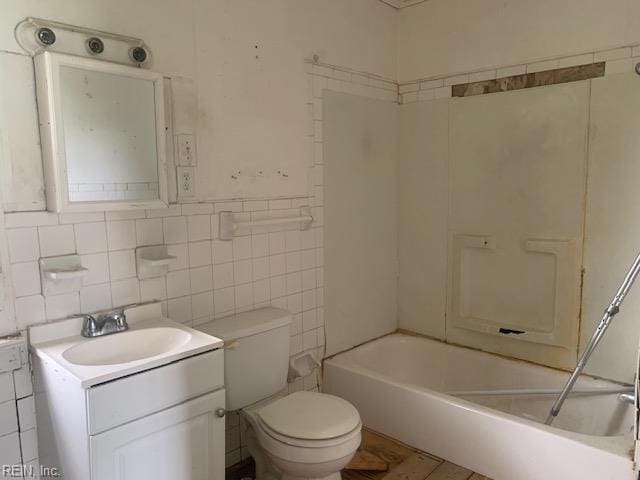 603 N High St, Franklin, VA 23851 - bathroom with vanity, shower / washtub combination, and tile walls