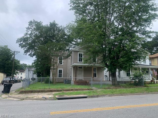 603 N High St, Franklin, VA 23851 - view of front facade featuring covered porch and a fenced front yard