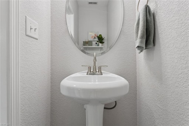 208 Parkdale Ave, Hampton, VA 23669 - bathroom featuring a textured wall