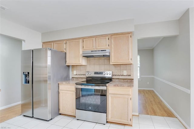 816 Mccrae Dr, Newport News, VA 23608 - kitchen featuring stainless steel appliances, under cabinet range hood, light brown cabinetry, and light countertops
