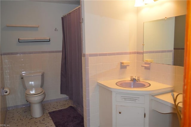 301 Woodbridge Dr, Chesapeake, VA 23322 - full bathroom featuring tile walls, wainscoting, vanity, and curtained shower