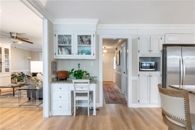 520 Foxgate Quarter Quarter, Chesapeake, VA 23322 - kitchen featuring appliances with stainless steel finishes, crown molding, light wood-type flooring, white cabinetry, and a ceiling fan