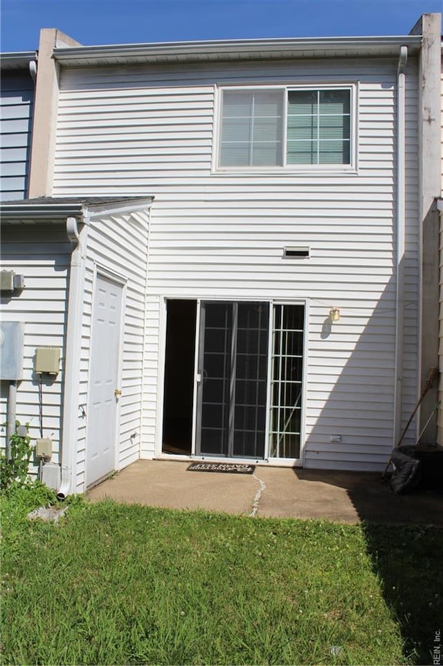 27 Sally Ann Pl, Newport News, VA 23602 - rear view of property with a lawn