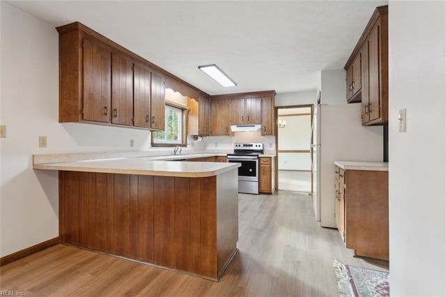 112 Farmington Blvd, Hampton, VA 23666 - kitchen featuring electric range oven, light wood-style floors, under cabinet range hood, and a peninsula