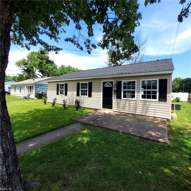 1817 Somerville Dr, Hampton, VA 23663 - view of front of property with a front yard and a patio