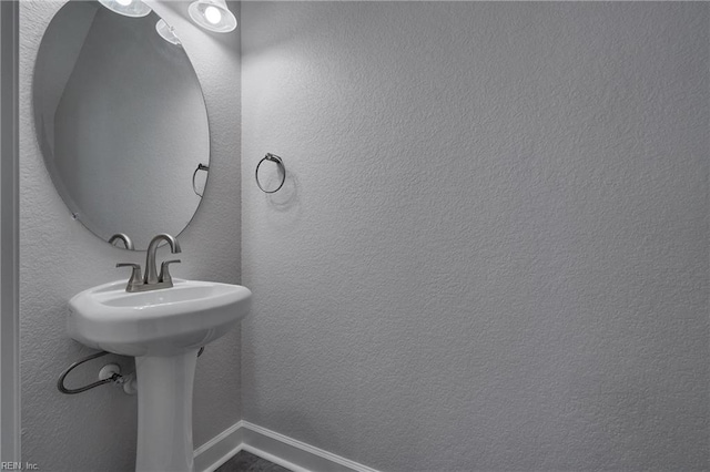 115 Pescara Ln, Newport News, VA 23601 - bathroom with a textured wall