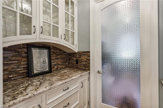 201 Glebe Spring Ln, Yorktown, VA 23693 - bar area featuring decorative backsplash