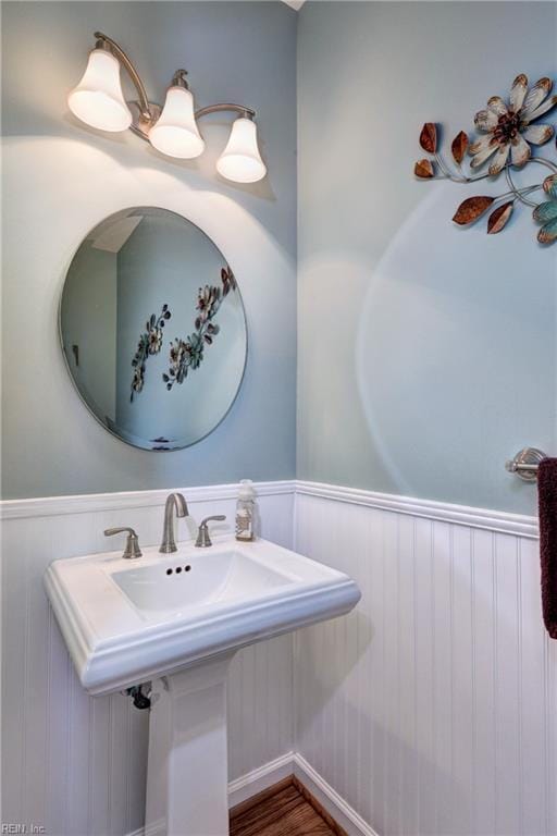 2712 Holly Ridge Ln, Williamsburg, VA 23185 - bathroom featuring wainscoting