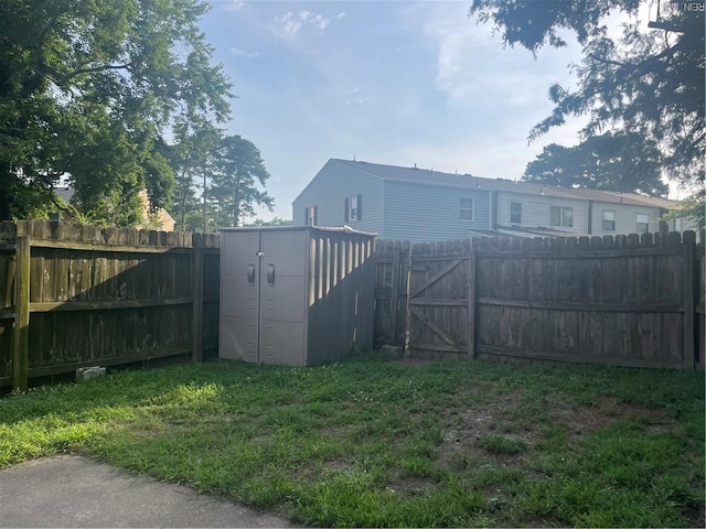 1122 Old Clubhouse Rd, Virginia Beach, VA 23453 - fenced backyard with a storage shed and a gate