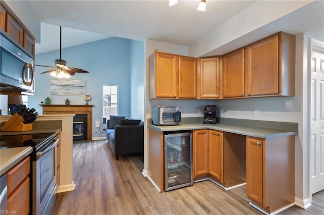 1504 River Creek Cres, Suffolk, VA 23434 - kitchen with wine cooler, stainless steel appliances, light wood-type flooring, a ceiling fan, and vaulted ceiling