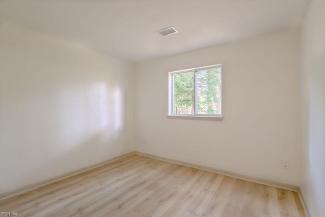 552 Boxwood Ln, Virginia Beach, VA 23452 - empty room featuring light wood-style flooring and baseboards