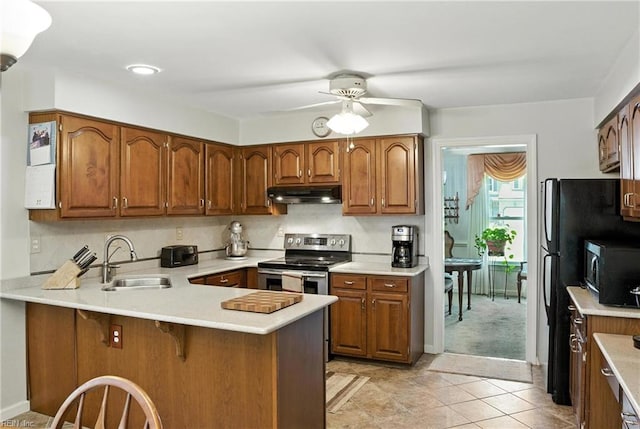 3805 Fleet Ct, Portsmouth, VA 23703 - kitchen featuring under cabinet range hood, electric range, a peninsula, a breakfast bar, and a ceiling fan