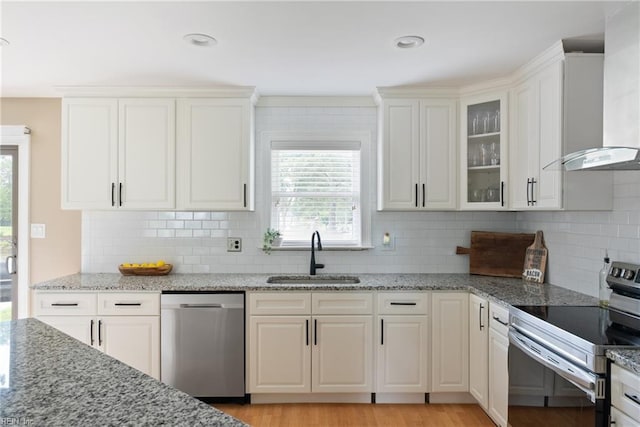 6019 Tabiatha Ln, Lanexa, VA 23089 - kitchen featuring appliances with stainless steel finishes, wall chimney range hood, plenty of natural light, white cabinets, and recessed lighting
