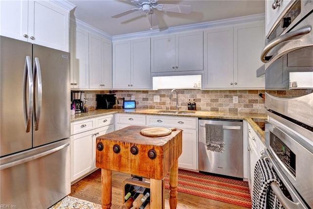 102 Whitehall Ct, Williamsburg, VA 23188 - kitchen with stainless steel appliances, white cabinets, ceiling fan, and decorative backsplash