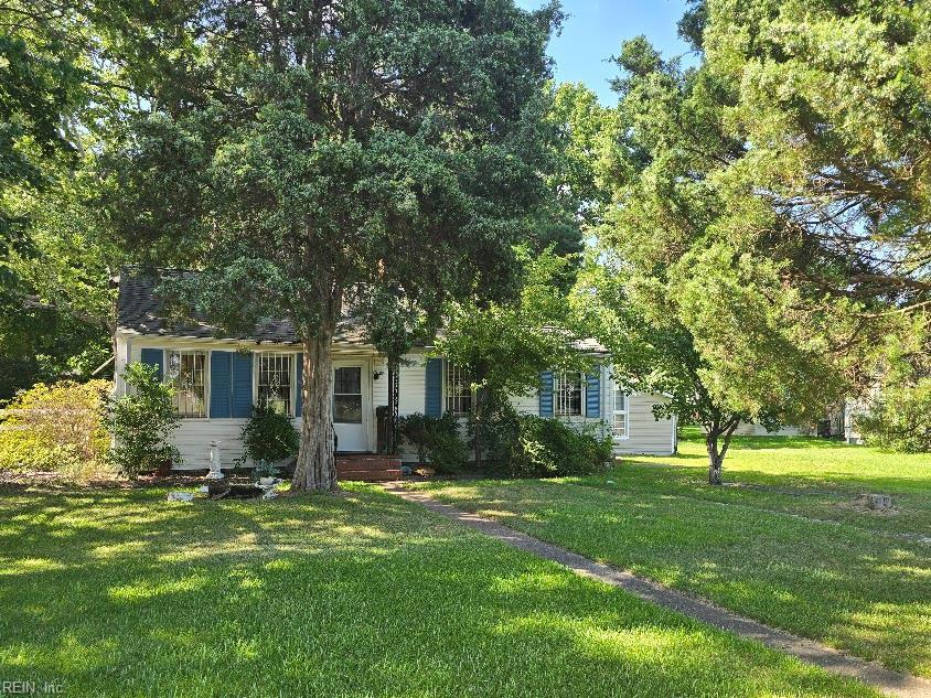 807 Briarfield Rd, Newport News, VA 23605 - view of front of home featuring a front yard