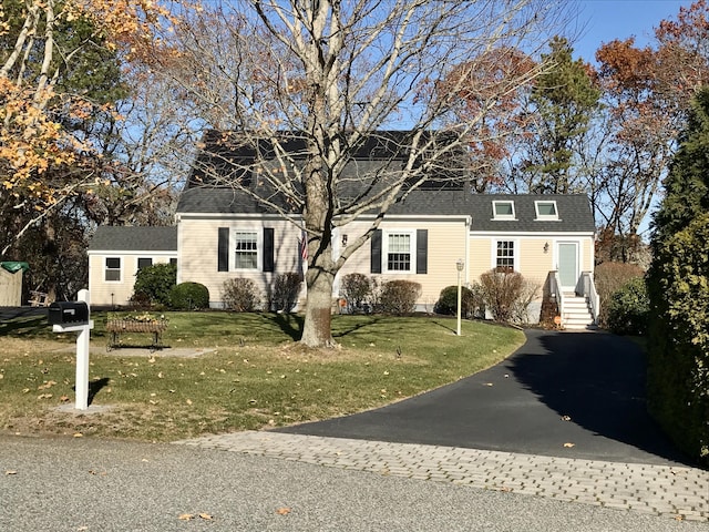 view of front property featuring a front lawn