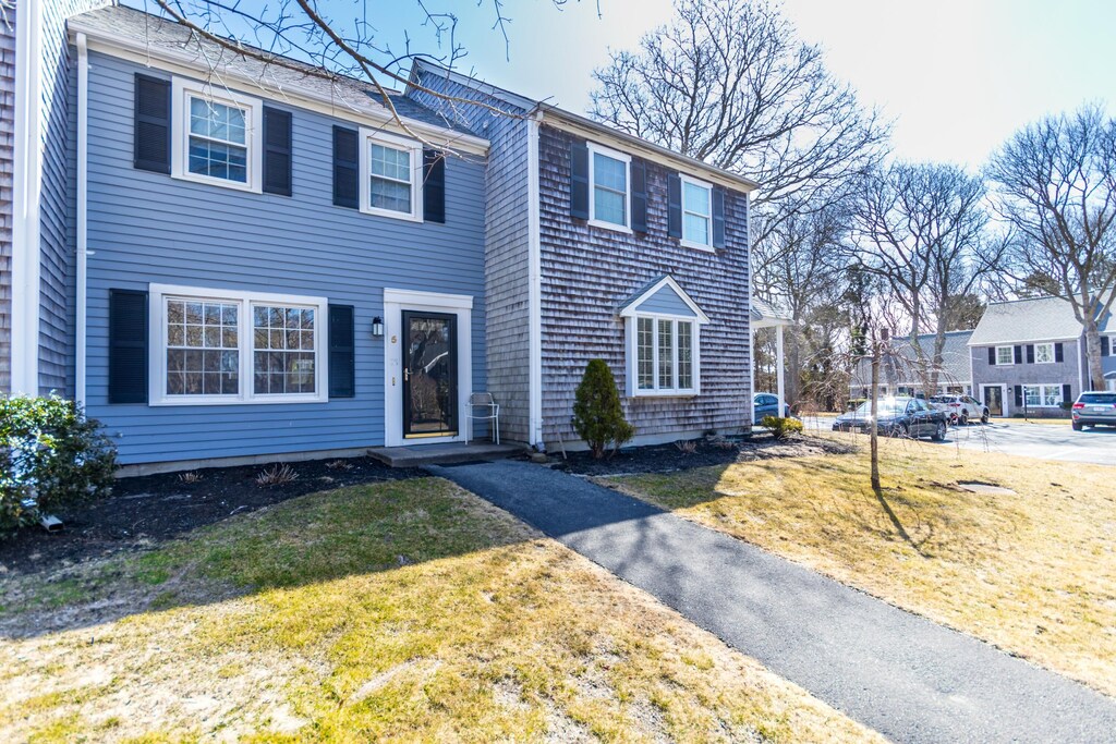 view of front of home with a front yard