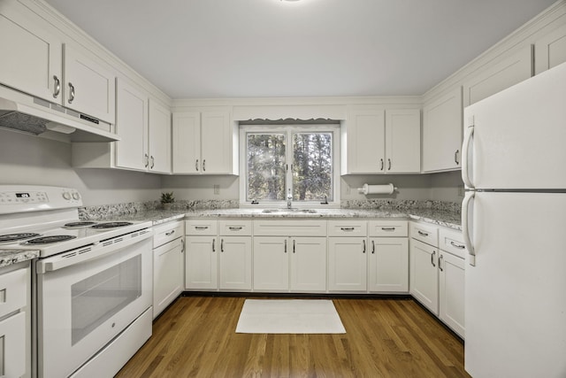 kitchen featuring a sink, under cabinet range hood, white appliances, white cabinetry, and dark wood-style flooring