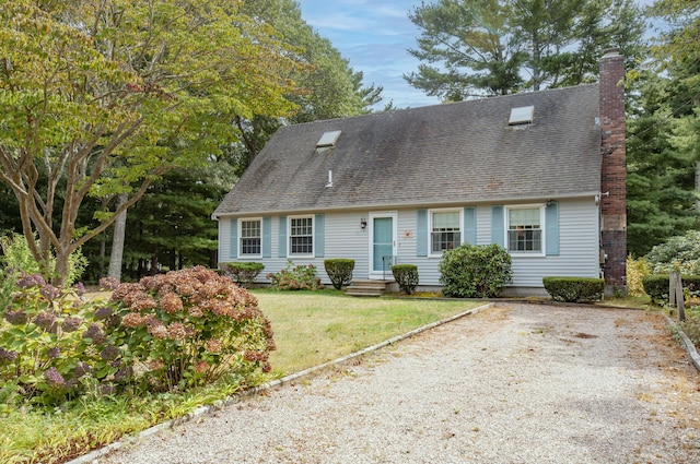 cape cod-style house featuring a front lawn