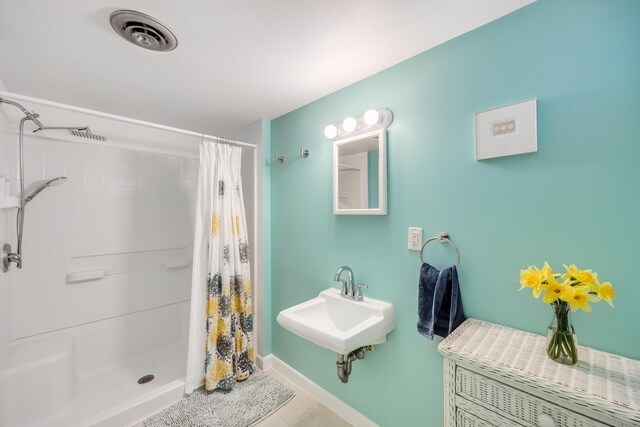 full bath featuring baseboards, visible vents, tile patterned floors, and curtained shower