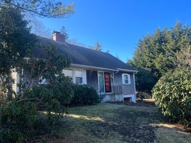 view of front of home with a front lawn