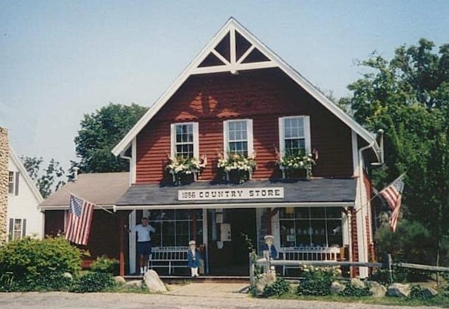 view of front of property featuring covered porch