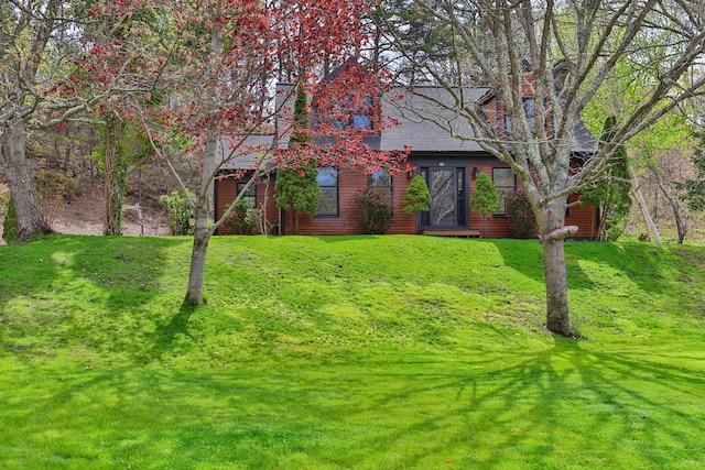 view of front of home with a front lawn