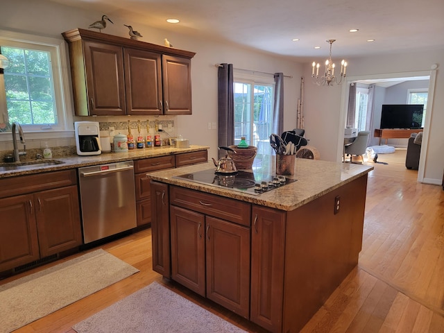 kitchen featuring a sink, a notable chandelier, black electric stovetop, light wood-style flooring, and dishwasher